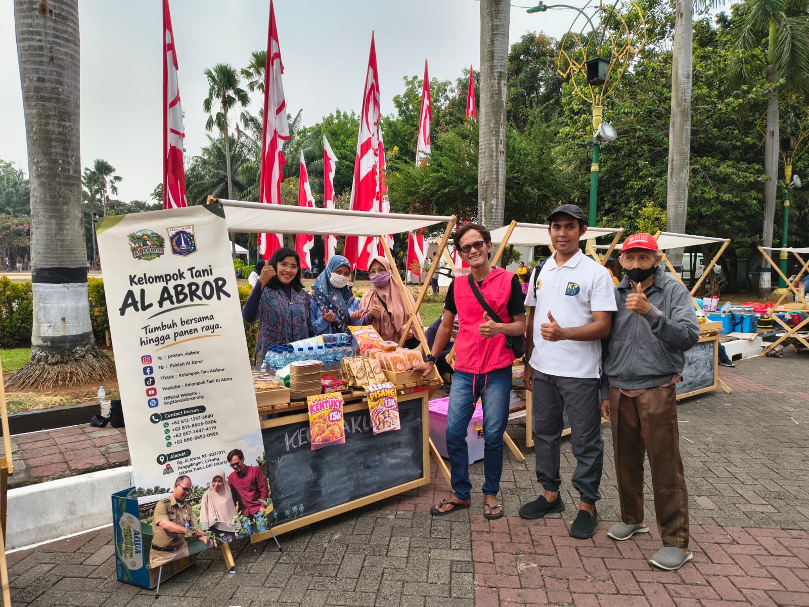 Ketua Poktan Alabror berfoto bersama