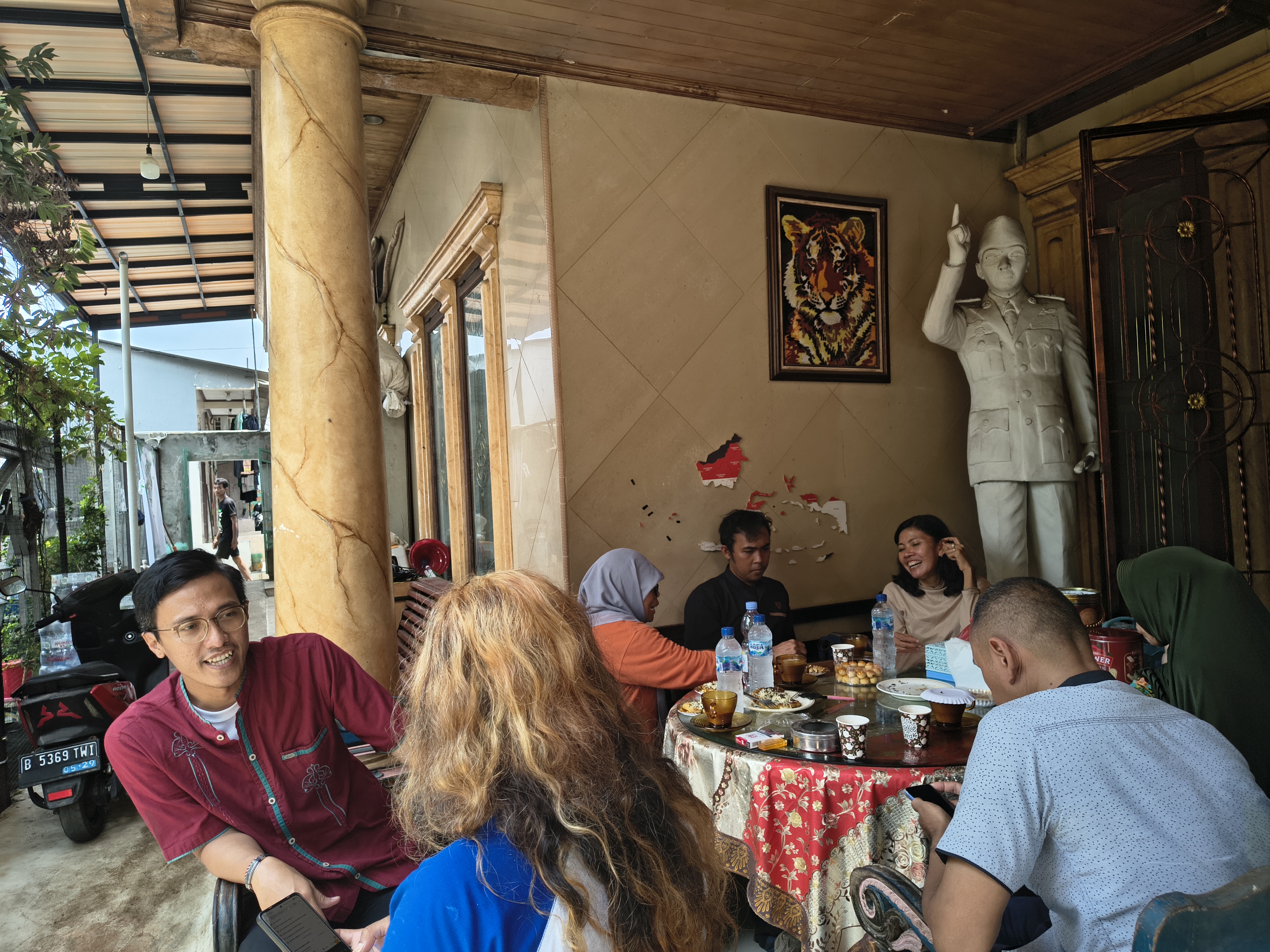 Wakil ketua poktan alabror berdiskusi